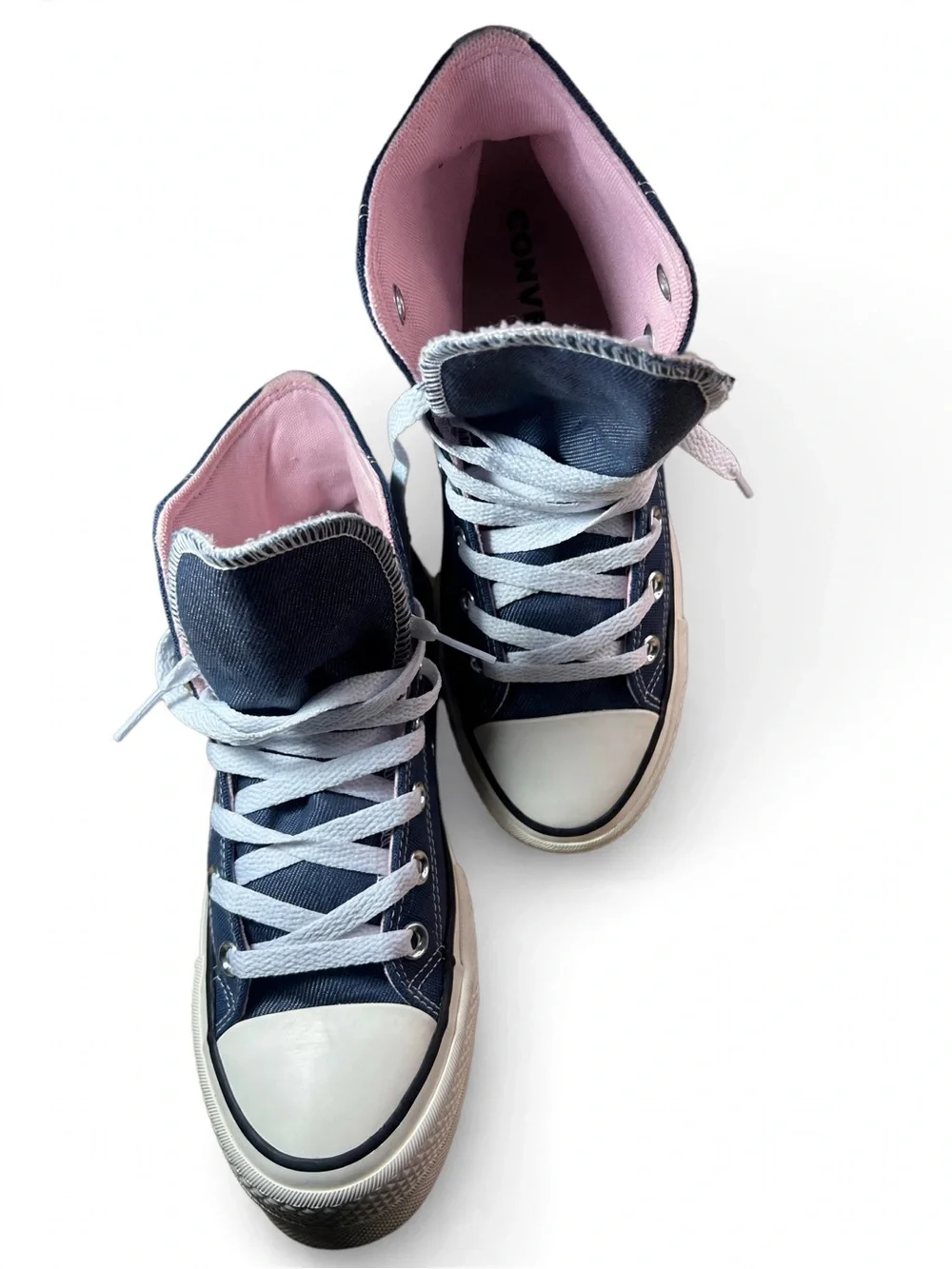 Classic High-Top Converse all stars Sneakers in Navy with Pink Lining
